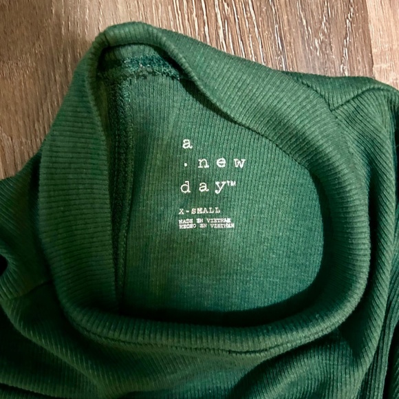 Emerald Green High-neck T-shirt - Picture 4 of 4